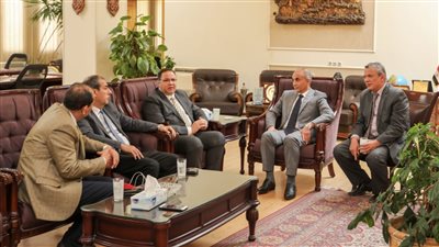 رئيس جامعة الزقازيق يبحث آليات تعزيز بروتوكولات التعاون مع المراكز البحثية المختلفة