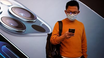 آيفون تطلق خاصية جديدة لمستخدميها تمكنهم من فتح هواتفهم أثناء ارتداء القناع