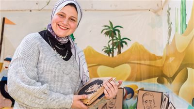 بالجلد والقماش وبقايا الخشب.. إيمان حسن تبدع في تدوير المخلفات وتبيع لوحاتها للسويد وسويسرا