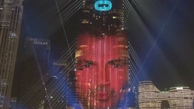 برج خليفة يتزين بصورة عمرو دياب احتفالا بتعاونه الجديد مع أنغامي