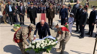 محافظ بورسعيد يضع إكليلًا من الزهور على النصب التذكاري.. وأبناء الشهداء يتقدمون صفوف الاحتفال بيوم الشهيد| صور