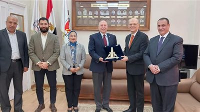 تجارة عين شمس تكرم الطيار وليد مراد صاحب الهبوط الناجح بمطار هيثرو بلندن وسط العاصفة