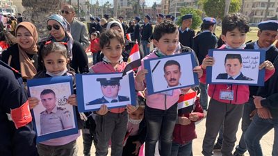 أبناء شهداء بورسعيد يؤدون التحية العسكرية احتفالا بيوم الشهيد | صور