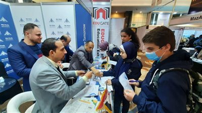 إقبال أولياء الأمور والطلاب على جناح جامعة بنها في ثاني أيام معرض إيديوجيت 