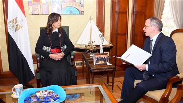 وزيرة الهجرة مع السفير