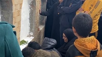 انهيار أسرة وأصدقاء اللاعب أحمد فتحي لاعب نادي بايونيرز أمام قبره | بث مباشر