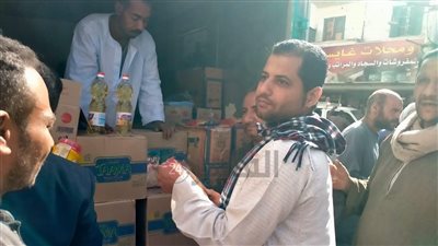 تموين الأقصر: وفرنا سيارات محملة بالسلع الغذائية لبيعها للمواطنين بأقل الأسعار | صور