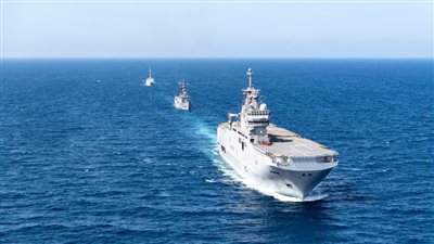 القوات البحرية المصرية والفرنسية تنفذان تدريبًا عابرًا بنطاق قاعدة برنيس البحرية