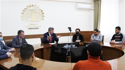 لحل مشاكلهم.. رئيس جامعة روسية يلتقي طلاب مصريين قادمين من أوكرانيا| خاص