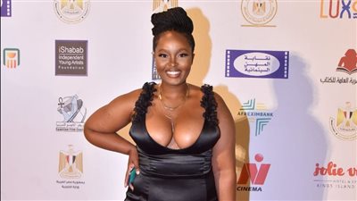 المخرجة أبولين تراورى تظهر بإطلالة جريئة في حفل ختام مهرجان الأقصر للسينما الإفريقية