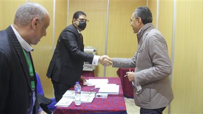 بعد غياب 9 أشهر.. هاني سري الدين يدلي بصوته في انتخابات الوفد