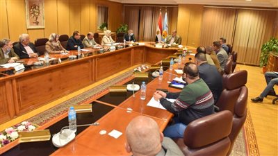 محافظ أسيوط يناقش آخر مستجدات ملف تقنين أراضي الدولة 