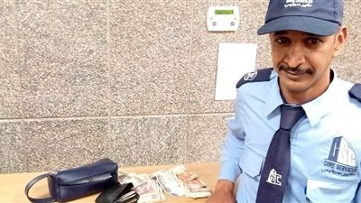 الدنيا لسه بخير.. فرد أمن بمستشفى في الأقصر يعثر على 9000 جنيه ويسلمها لصاحبها