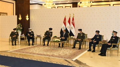 الرئيس السيسي يجتمع بقادة القوات المسلحة عقب أداء صلاة الجمعة بمسجد المشير | صور