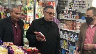 محافظ البحر الأحمر يتفقد عددًا من السلاسل التجارية للتأكد من توافر السلع الغذائية بأسعار مناسبة| صور