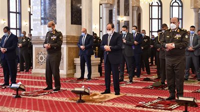 متحدث الرئاسة ينشر فيديو عن تأدية الرئيس السيسي صلاة الجمعة بمسجد المشير | فيديو 