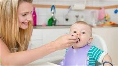 ما الأطعمة المناسبة خلال الرضاعة والوقت المناسب لفطام الطفل؟.. استشاري يجيب