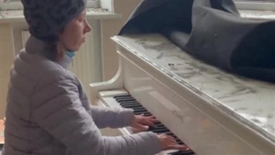 أوكرانية تعزف على البيانو وسط أنقاض منزلها بعد قصف روسي | فيديو