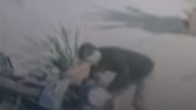 كاميرات المراقبة ترصد لص أثناء سرقته لدراجة نارية في أحد الشوارع | فيديوجراف