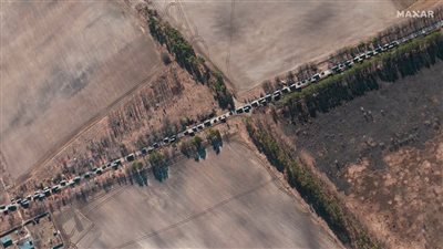 تمتد لمسافة 64 كيلو مترًا.. قافلة الموت تتحرك نحو كييف بعد توقف دام أسبوعين | فيديو