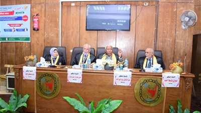 رئيس جامعة سوهاج يحضر مناقشة رسالة دكتوراه لوافد كويتي | صور