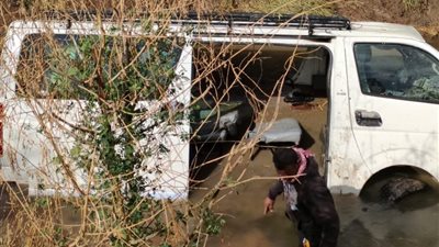 إصابة 14 شخصا إثر انقلاب سيارة ميكروباص بترعة في قنا | صور