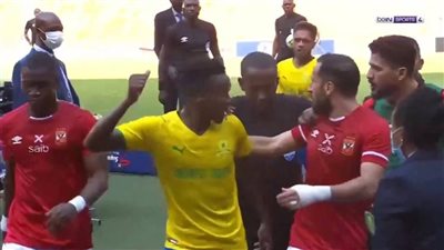 علي معلول يشتبك مع لاعب صن داونز بعد انتهاء الشوط الأول