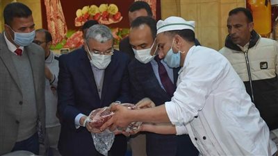 محافظ المنيا يقود حملة تموينية مفاجئة على الأسواق بمركز بني مزار