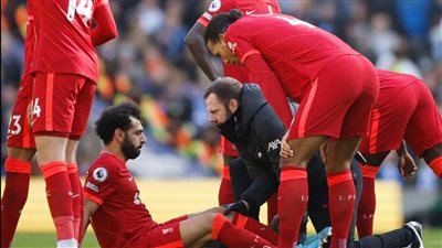 جهاز المنتخب يطمئن على محمد صلاح بعد الإصابة أمام برايتون