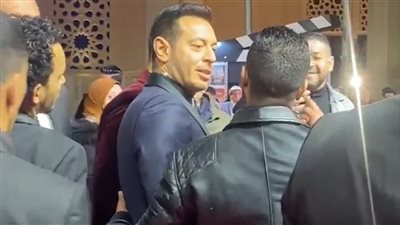 تدافع الجمهور على مصطفى شعبان في مهرجان وشوشة 2021 - 2022 | فيديو 