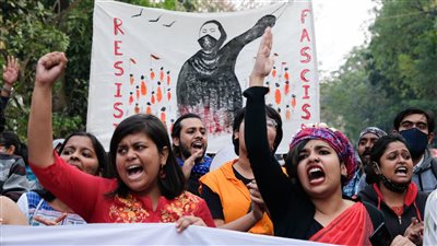 رجال يحتجون على ارتداء النساء الحجاب في الهند