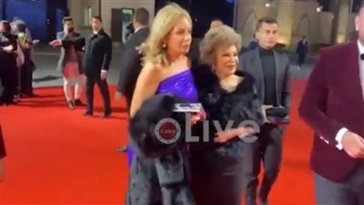 صفية العمري تتعكز على ريم البارودي في حفل مهرجان وشوشة للأفضل 2021-2022 | فيديو