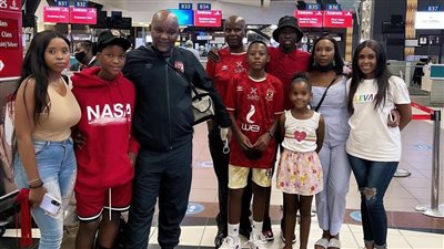 أسرة موسيماني تودعه في مطار جوهانسبرج قبل العودة إلى القاهرة