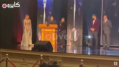 أرملة وائل الإبراشي لحظة تسلمها جائزة تكريمه بحفل وشوشة للأفضل: كان نفسي يبقى موجود | فيديو