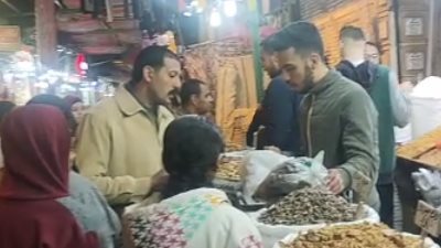 إقبال كثيف من المواطنين لشراء ياميش رمضان بطنطا.. وأحد التجار: الطلب أكتر على البلح | بث مباشر