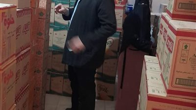 ضبط 8 أطنان مواد غذائية منتهية الصلاحية ومنتجات مجهولة المصدر بسوهاج | صور