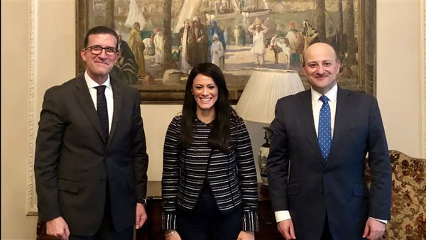 المشاط مع مسئول وكالة