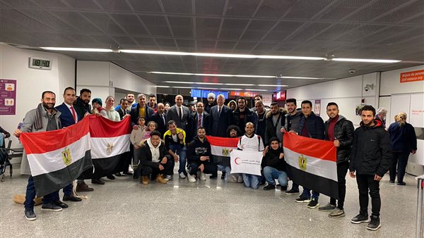 الطلاب المصريون العالقون