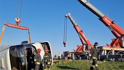 الفرار من الموت إلى الموت.. انقلاب حافلة تقل عشرات اللاجئين الأوكرانيين │ صور