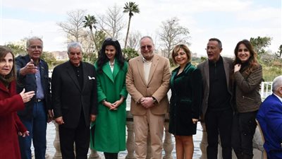 زاهي حواس يهدي كتاب الحياة في الجنة للملك أحمد فؤاد الثاني 