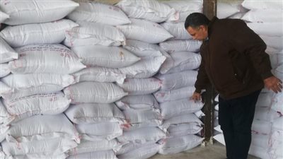 تجار السوق السوداء.. محافظة القاهرة: ضبط 740 جوال دقيق بمخزن سري غير مرخص بالمرج