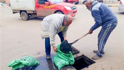  تطهير بالوعات الأمطار ورفع المخلفات والرمال منها بنطاق حي المناخ | صور