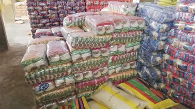 ضبط 100 طن سلع غذائية داخل مخزن لاحتكارها وبيعها بالسوق السوداء بالمطرية 