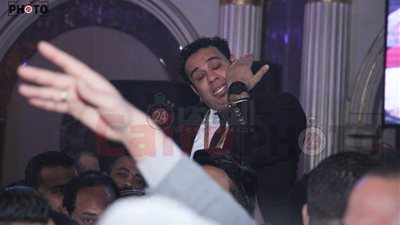  محمود الليثي يبكي في حفل خطوبة ابنة عبد الباسط حمودة: بغني في فرح بنتي 