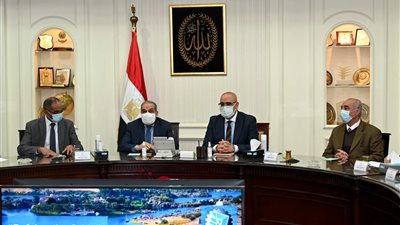 وزيرا الإسكان والإنتاج الحربي يستعرضان إحدى التقنيات المستخدمة في معالجة وتنقية مياه الصرف