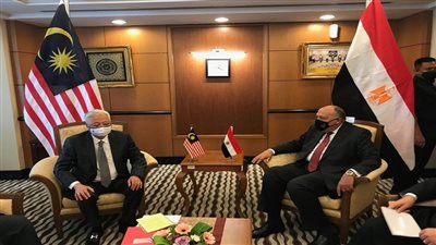 وزير الخارجية يسلم رسالة من الرئيس السيسي لرئيس وزراء ماليزيا