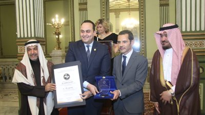 رئيس الرعاية الصحية يتسلم جائزة القياديين المتميزين في نهضة القطاع الطبي