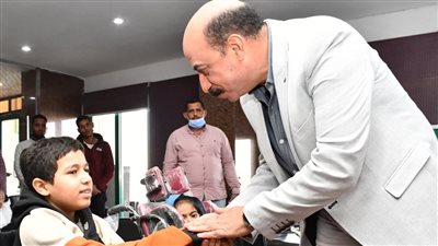 محافظ أسوان يسلم 24 جهازًا لـ 11عروسة و26 كرسيًا متحركًا لذوي الاحتياجات الخاصة