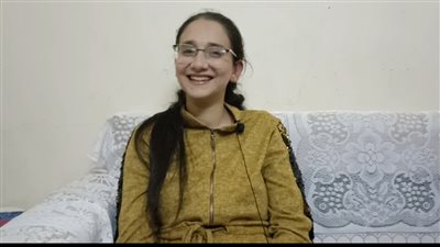 كرمها الأزهر.. يوستينا فتاة قبطية من بني سويف تُبدع في تقليد النقشبندي والأغاني الوطنية|فيديو 