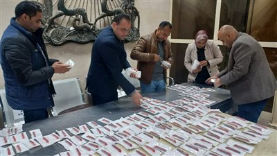 جمارك مطار سوهاج تضبط راكبًا حاول تهريب 265 دباسة تستخدم لتكميم المعدة